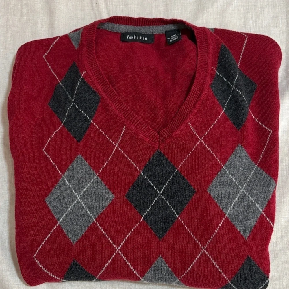 Van Heusen Men's V-Neck Sweater in Red and Gray Argyle L